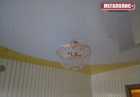 Натяжные потолки в зал комбинированные