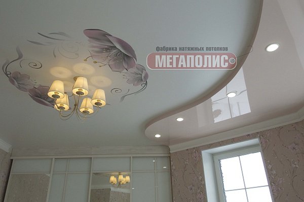 натяжной потолок в спальне