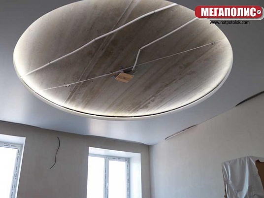 Двухуровневый натяжной потолок круг с подсветкой